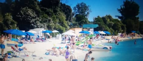 Una spiaggia nelle vicinanze