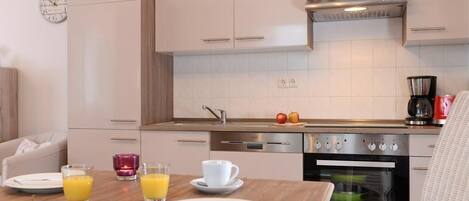 Een koelkast, een microgolfoven, een oven, een vaatwasser