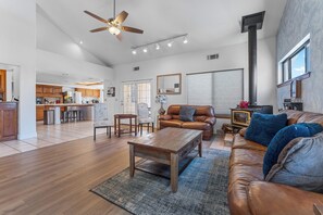 Smart TV, chimenea, libros y estéreo 