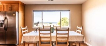 Ocean view guesthouse  just minutes from the beaches.