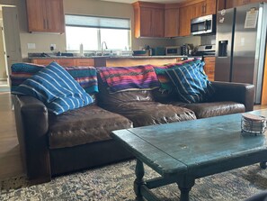 Smart TV, Netflix, DVD player, streaming services - Ocean view guesthouse  just minutes from the beaches. (Pescadero)