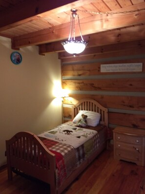 3 bedrooms, iron/ironing board, WiFi, bed sheets - Obstructed swing & pool (Mountain City)