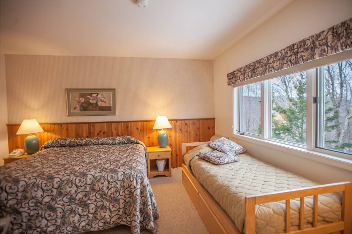 Deluxe Condo, 1 Bedroom | 4 bedrooms, in-room safe, iron/ironing board, WiFi (free)