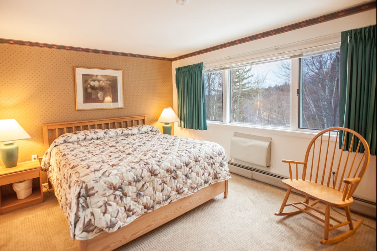 Deluxe Condo, 2 Bedrooms | 4 bedrooms, in-room safe, iron/ironing board, WiFi (free)