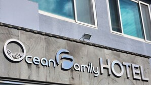Exterior del Hotel Ocean Family con un diseño moderno, destacando un cartel con el nombre del hotel.
