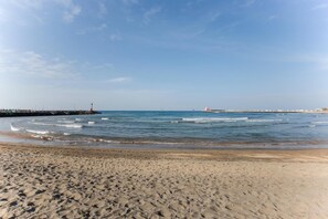 Una playa cerca, arena blanca