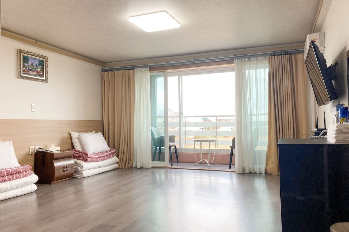 Escritorio, espacio para trabajar con laptop y cortinas blackout