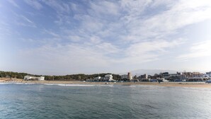 Vista costera con edificios, playa y océano.