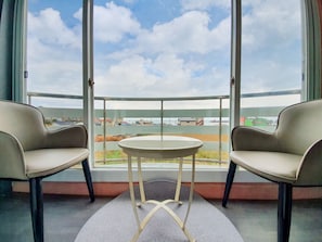Desk, laptop workspace, blackout drapes, soundproofing - Ocean Family HOTEL (Jeju City)