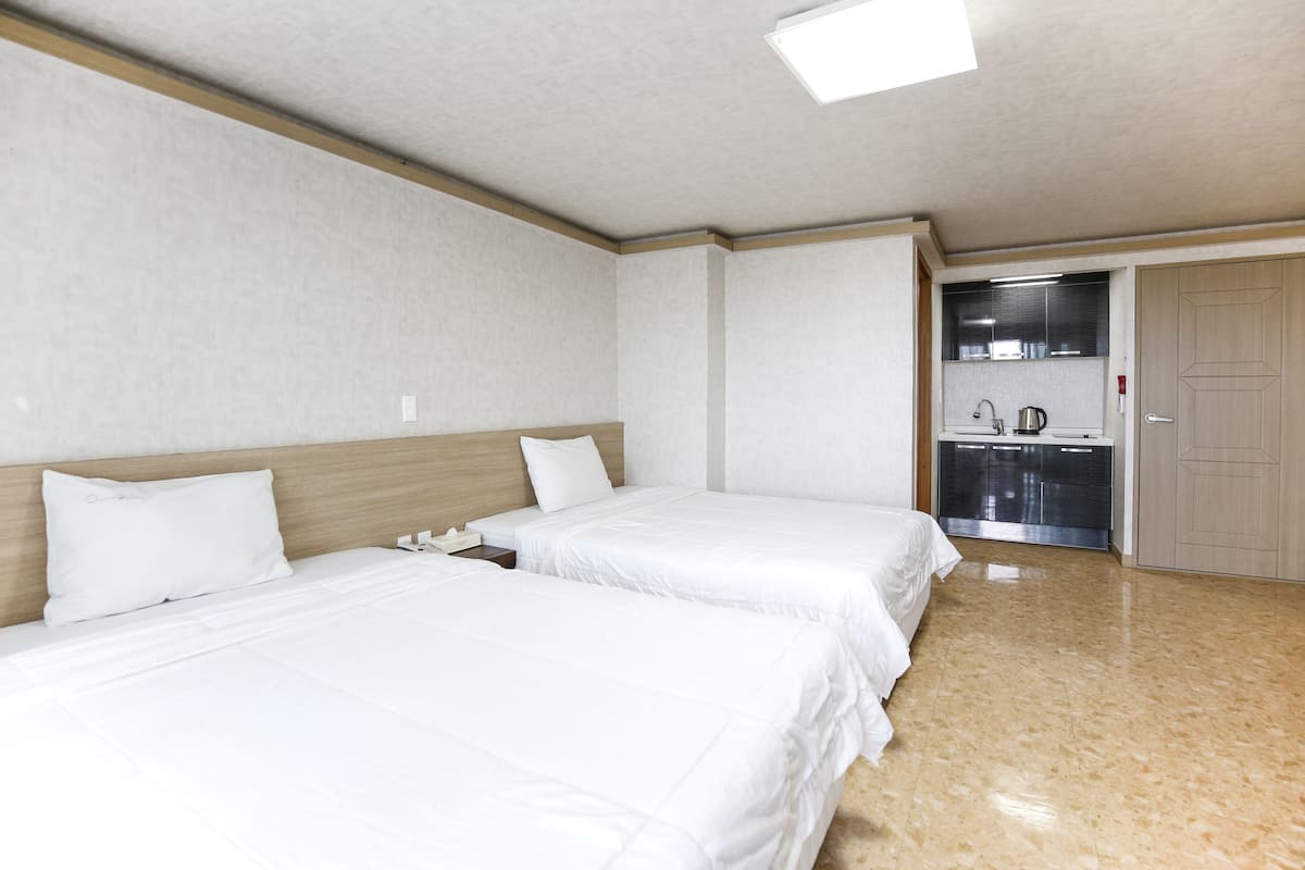 Escritorio, espacio para trabajar con laptop y cortinas blackout