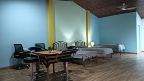 Neljän hengen perhehuone, useita sänkyjä, näköala puistoon | 1 makuuhuone, allergiatestatut vuodevaatteet, yksilöllisesti sisustettu