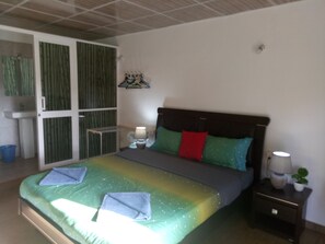 Green Triple Room | Banheiro | Chuveiro, produtos de toalete grátis, secador de cabelo, bidê