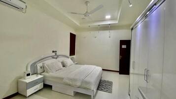 Luxury Suite, 1 King Bed, Accessible, Garden View | Egyptian cotton sheets, premium bedding, down comforters