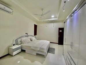 Phòng Suite Cao cấp, 1 giường cỡ king, phù hợp cho người khuyết tật, quang cảnh vườn | Bộ trải giường bằng vải cotton Ai Cập, bộ đồ giường cao cấp 