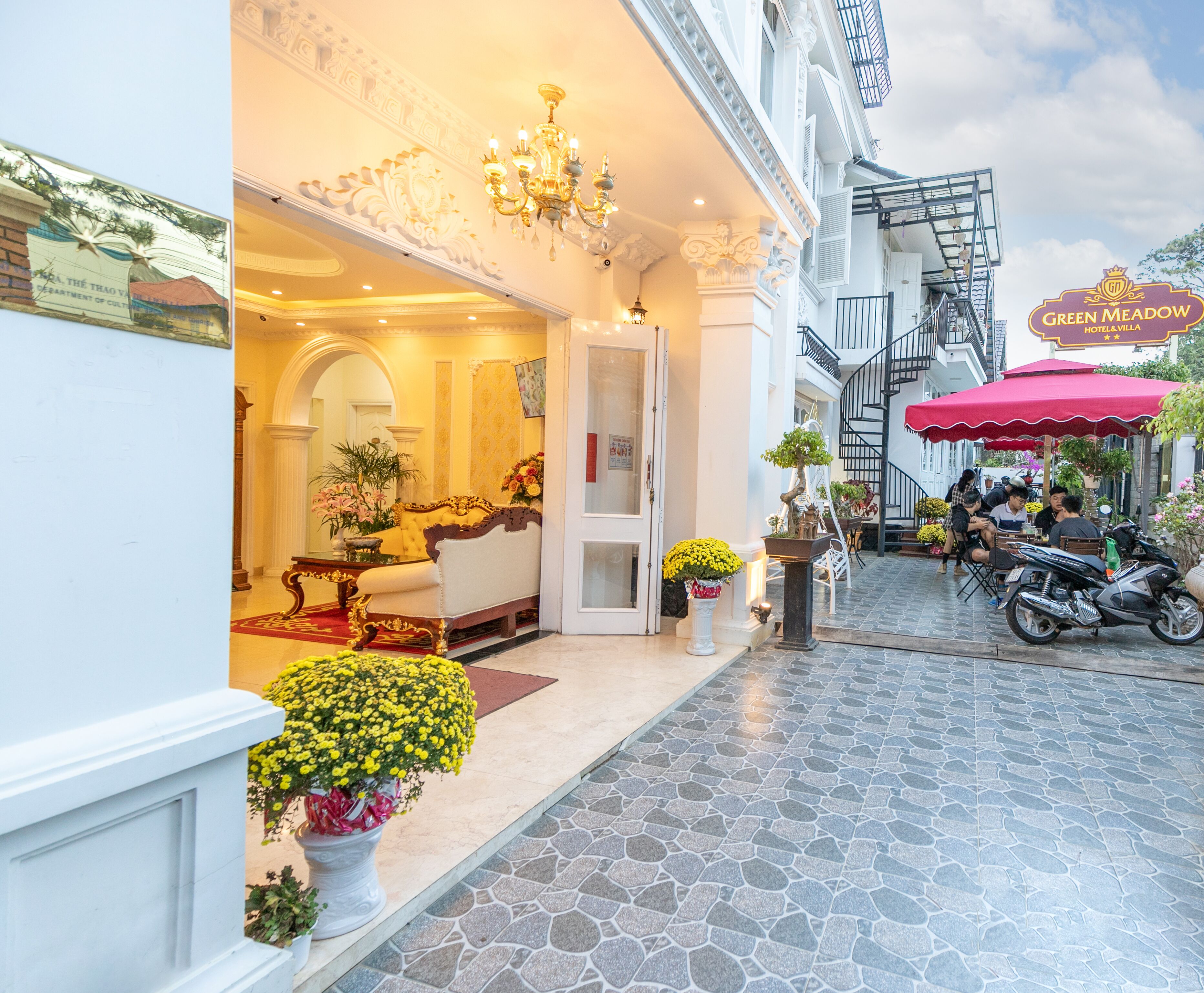 Vista frontal de la propiedad