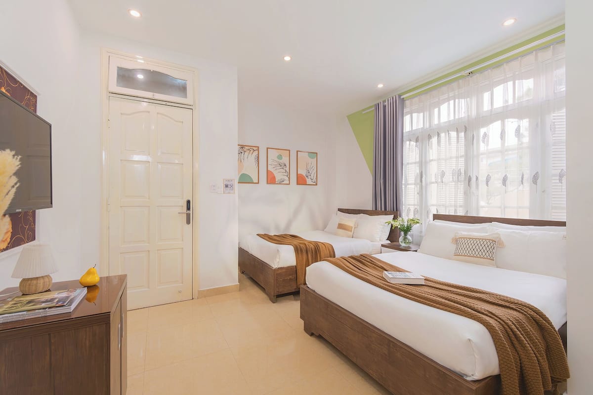 Habitación cuádruple superior | 1 habitación, muebles diferentes y escritorio