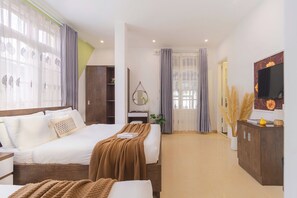 Superior Quadruple Room | Bathroom | Shower, designer toiletries, hair dryer, slippers - Green Meadow Central Đà Lạt - O'TEL (Da Lat)