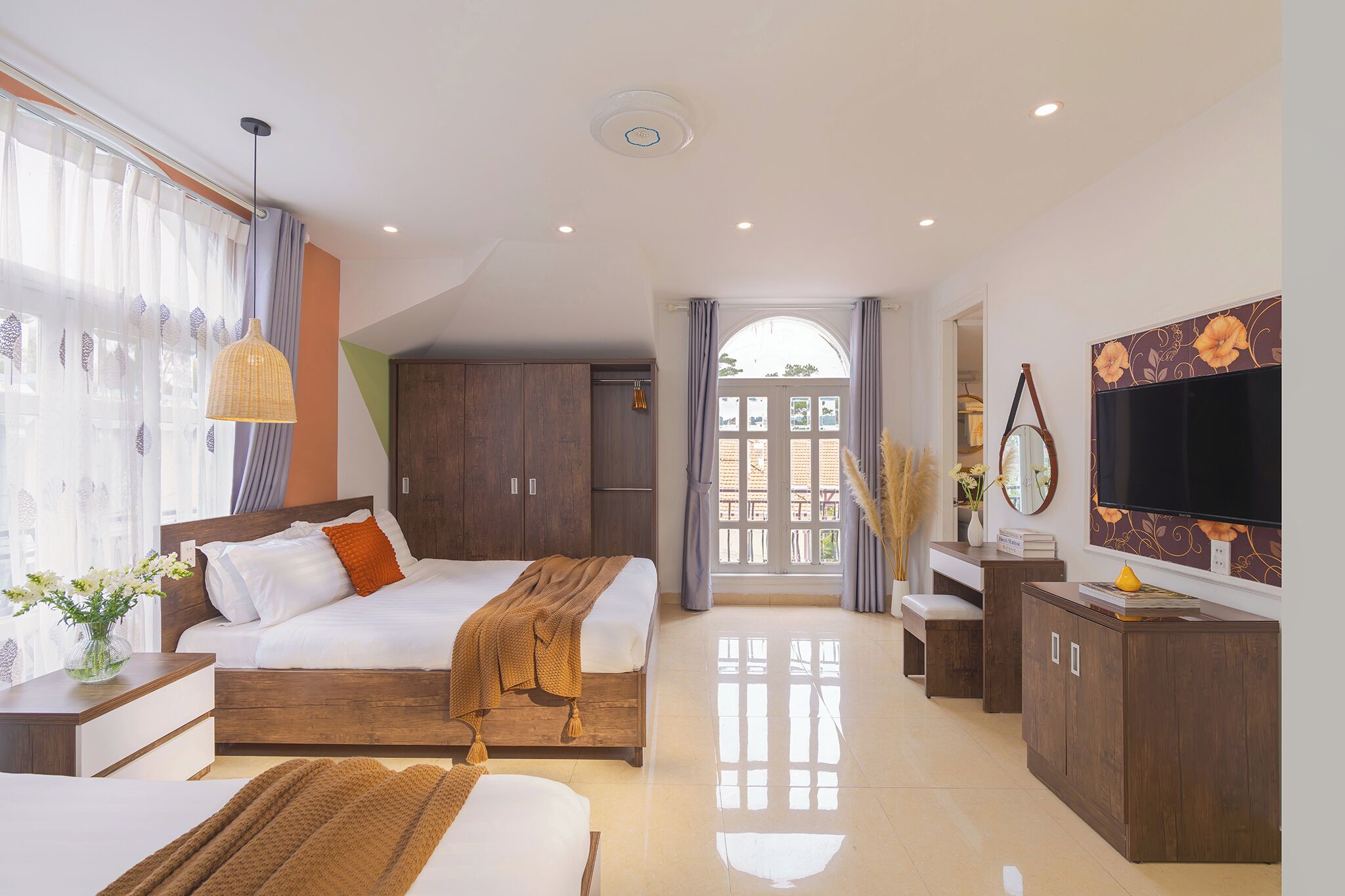 Habitación cuádruple Deluxe | Muebles diferentes, escritorio y espacio para trabajar con laptop 