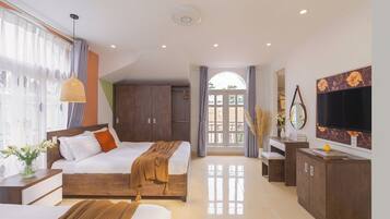 Habitación cuádruple Deluxe | Muebles diferentes, escritorio y espacio para trabajar con laptop