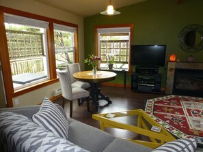 Televisio, takka, DVD-soitin, stereot