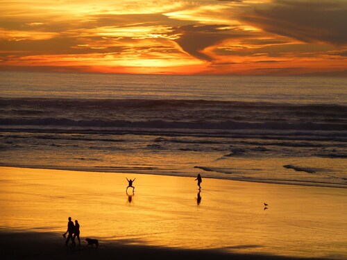 Manzanita Lover's Bungalow; Perfect for "TWO"; 1/2 Block from Beach 