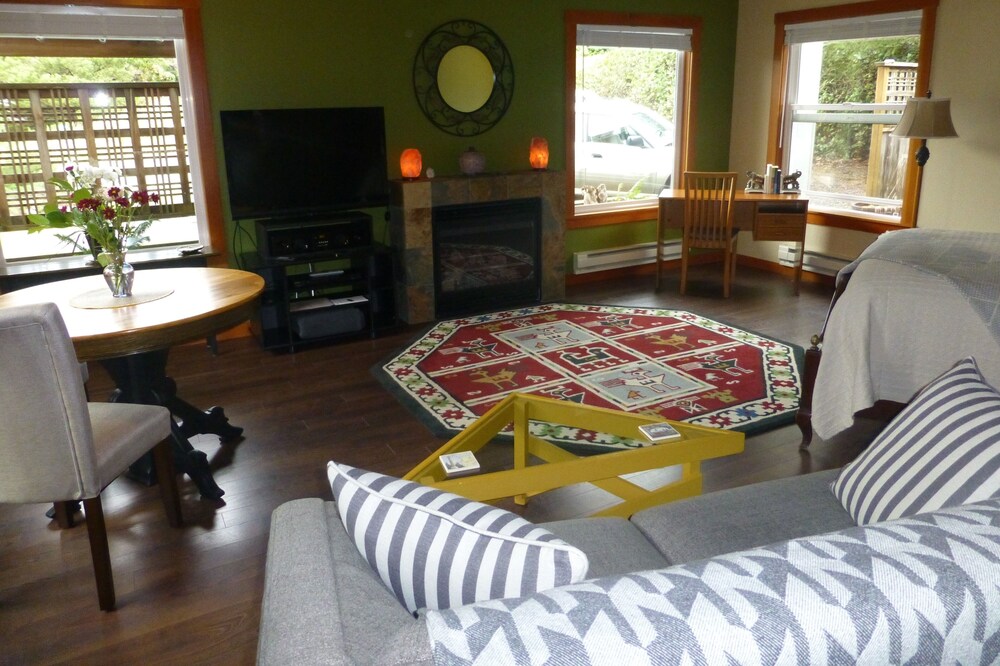 BOOK NOW! OCT & NOV DATES AVAILABLE, Perfect for "TWO"; 1/2 Block from Beach