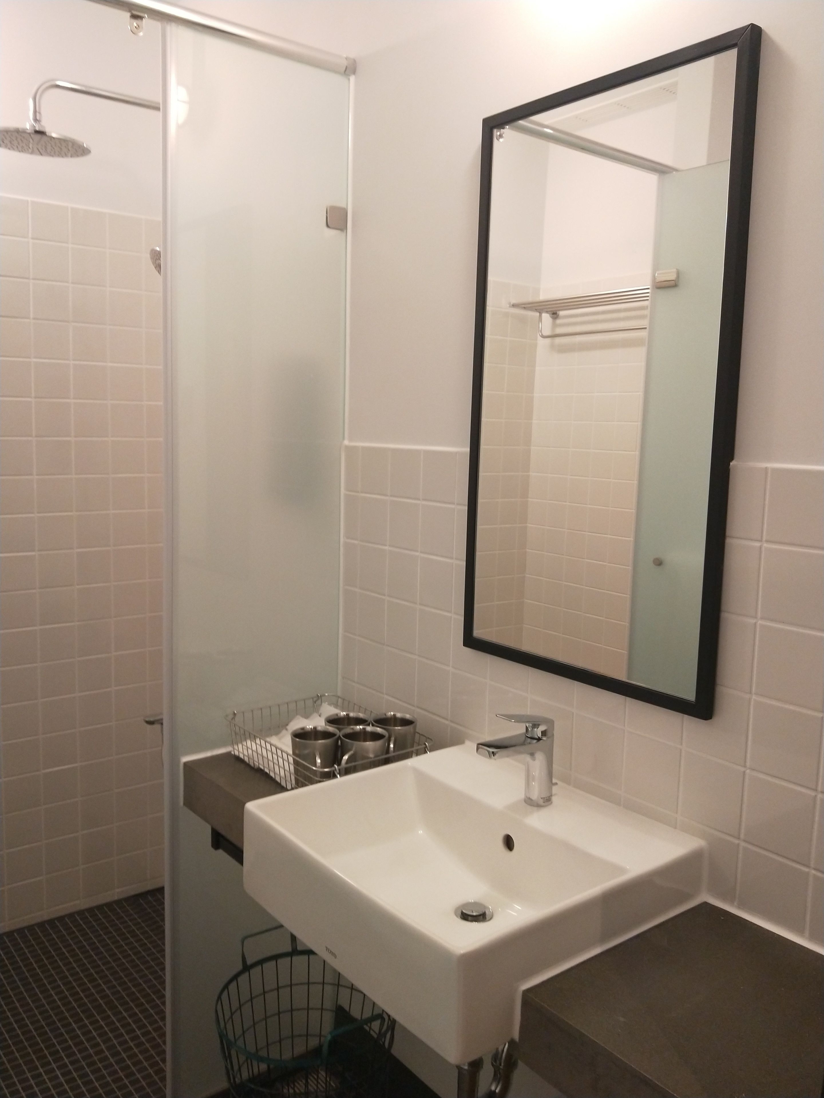 family room, non smoking | bathroom shower