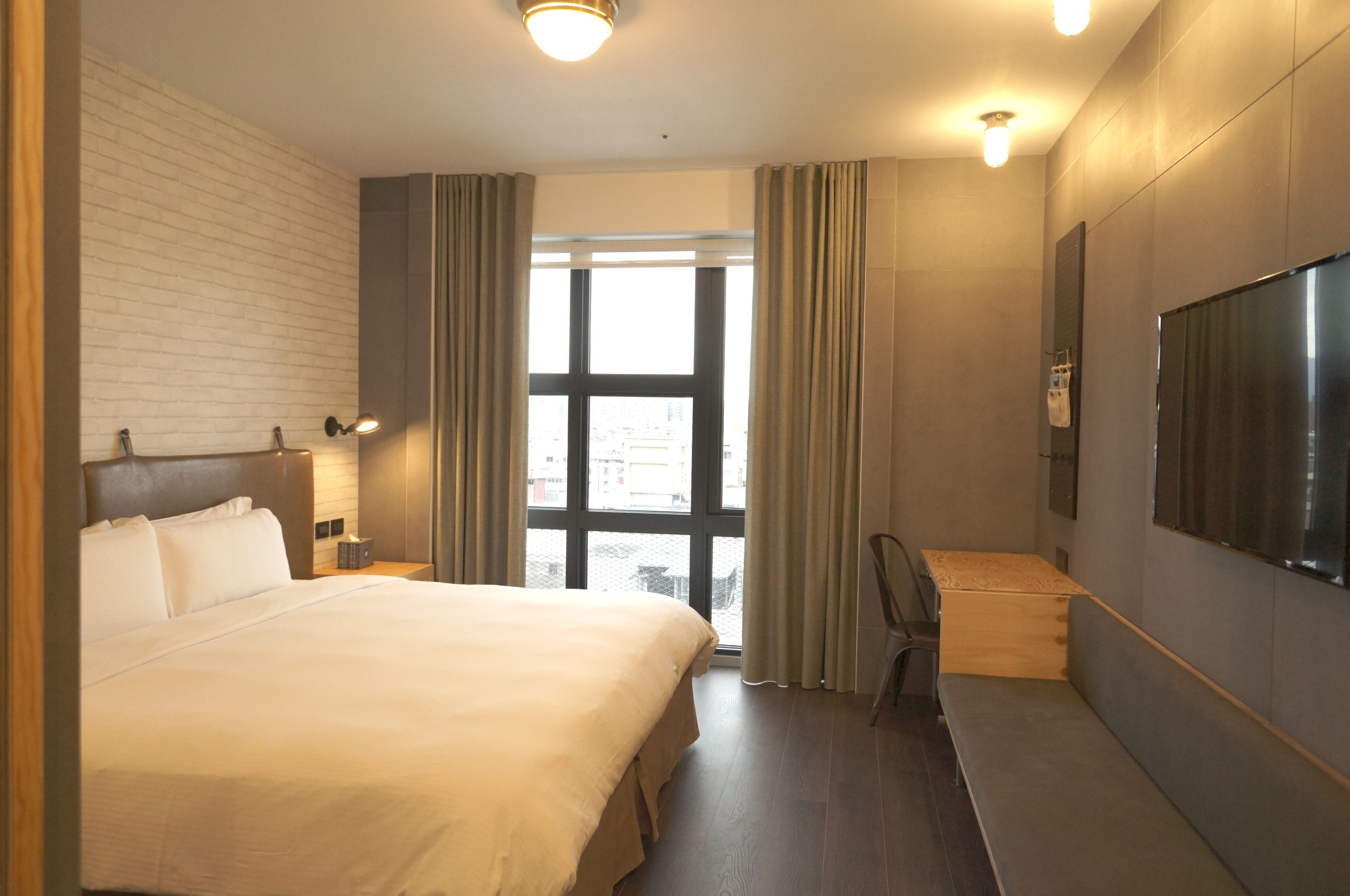 deluxe double room, 1 king bed, non smoking | 1 bedroom, down duvets, memory-foam beds, minibar