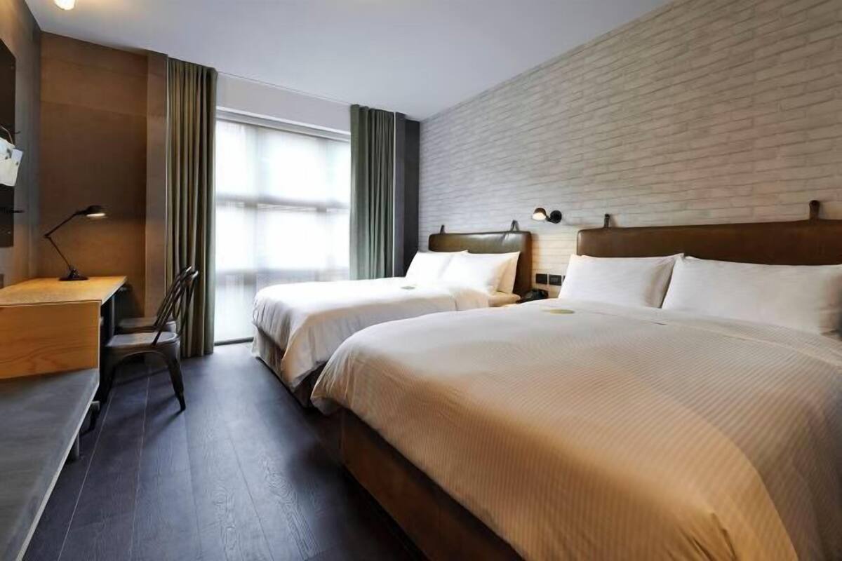 Selimut bulu angsa, busa memori, minibar, dan brankas
