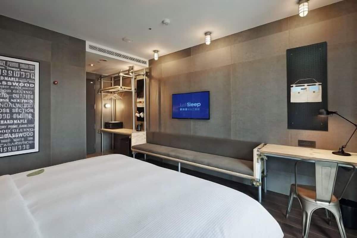 Selimut bulu angsa, busa memori, minibar, dan brankas