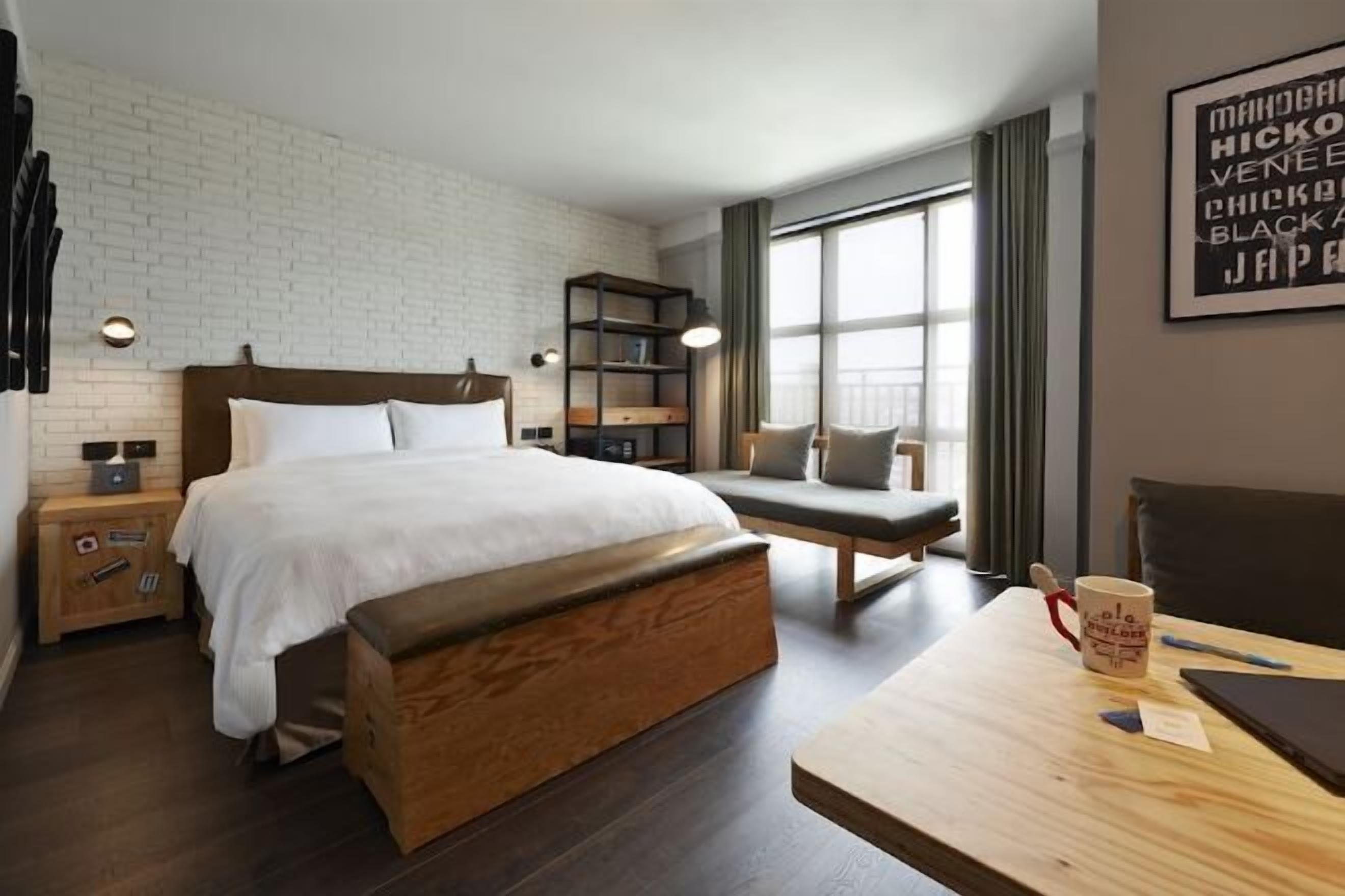 Couette en duvet d'oie, matelas mémoire de forme, minibar