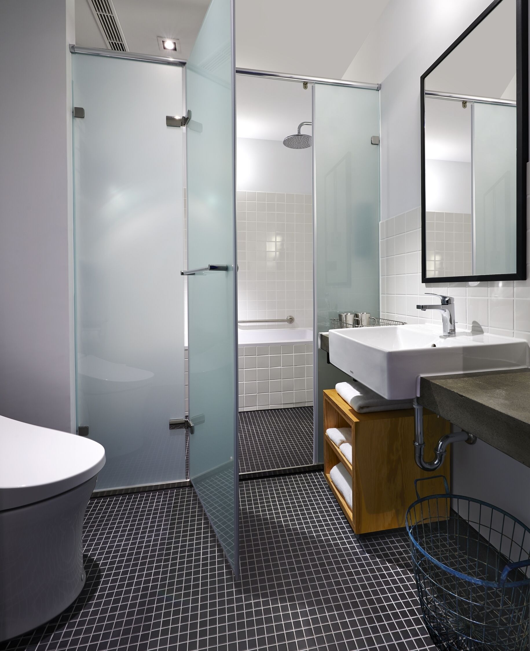 executive double room, 1 queen bed, non smoking | bathroom | hair dryer, slippers, towels, shampoo