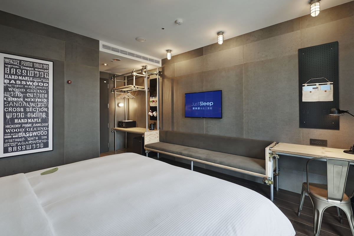 Kamar Double Deluks, 1 Tempat Tidur King, Bebas Asap Rokok | Selimut bulu angsa, busa memori, minibar, dan brankas