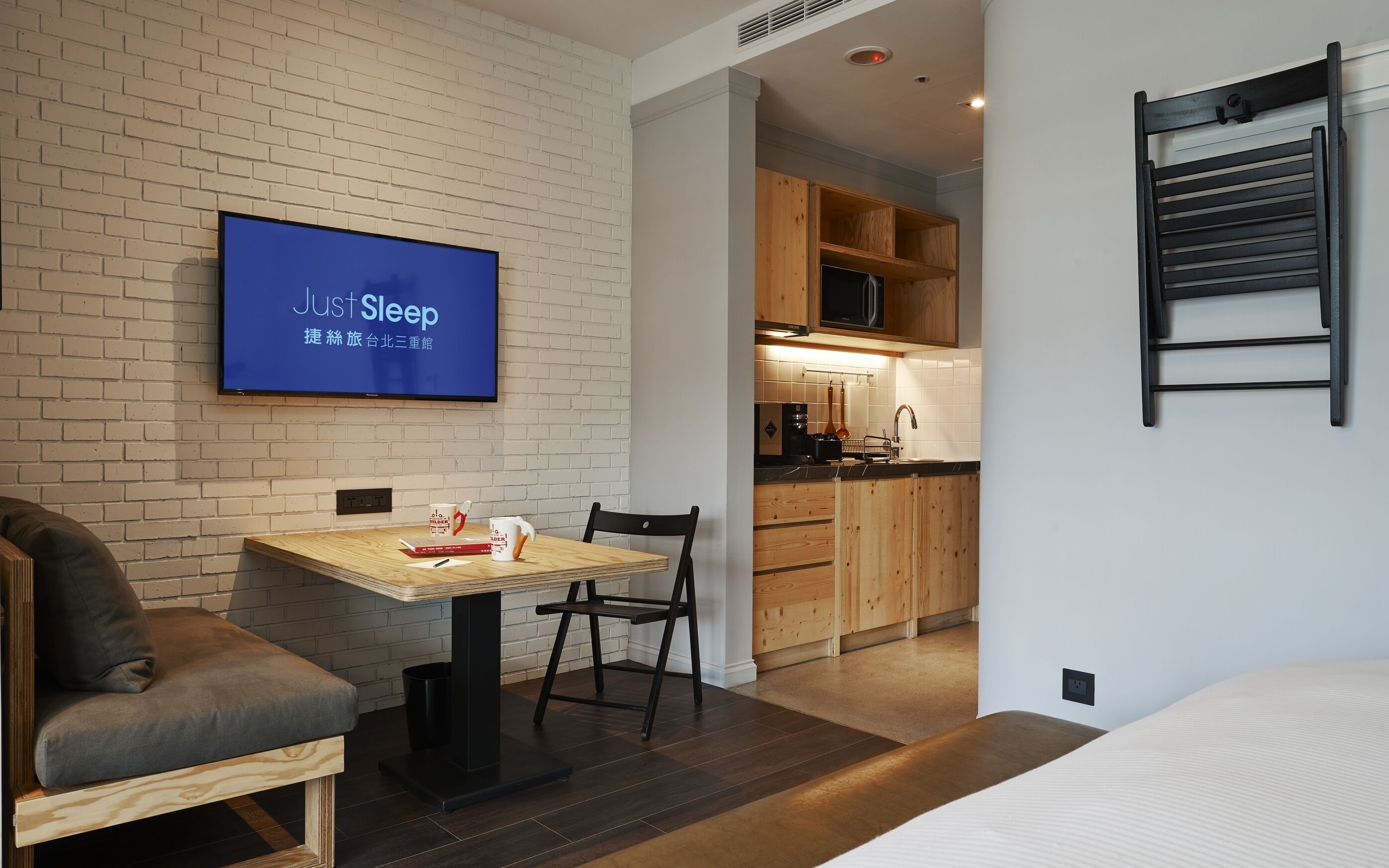 executive double room, 1 queen bed, non smoking | private kitchen | electric kettle