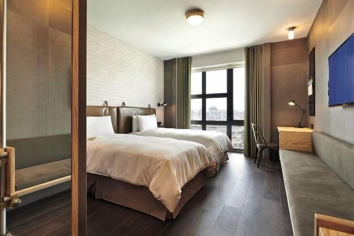 Selimut bulu angsa, busa memori, minibar, dan brankas