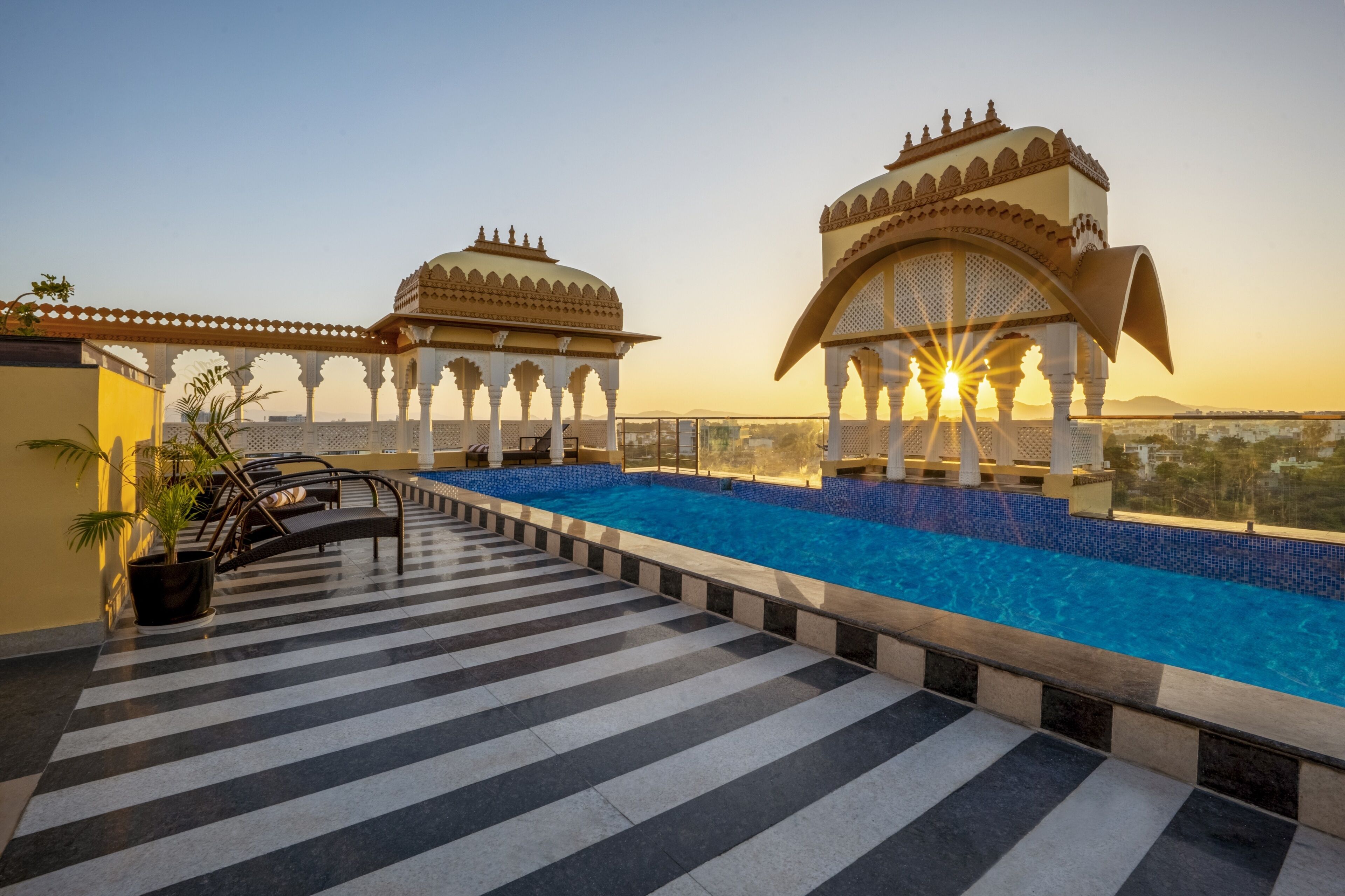 Útilaug, opið kl. 07:00 til kl. 22:00, sólhlífar