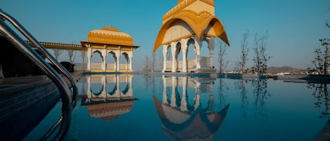 Una piscina al aire libre (de 07:00 a 22:00), sombrillas