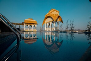 حمّام سباحة خارجي، مظلات على حمّام السباحة
