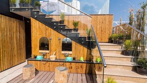 Eine moderne Außentreppe mit Holzwertungen und Blumentöpfen.