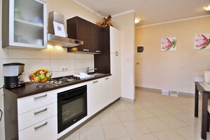 Een koelkast, een oven, een kookplaat, een vaatwasser