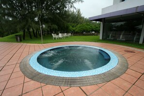 Outdoor spa tub - Seagull Hotels Ltd. (Cox's Bazar)