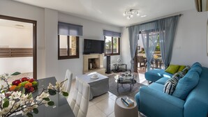 Villa, 2 Schlafzimmer, Poolzugang, am Strand | Wohnzimmer | Flachbildfernseher
