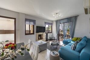 Vila, 2 quartos, acesso à piscina, ao lado da praia | Sala de estar | TV de tela plana