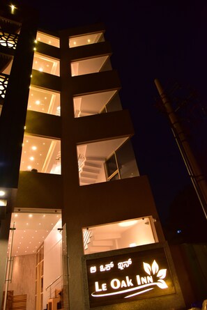 Front of property – evening/night - Le Oak Inn (Mysore)