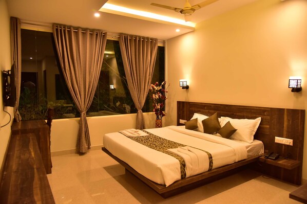 غرفة مزدوجة واسعة - سرير ملكي - تجهيزات لذوي الاحتياجات الخاصة - منظر للمدينة | 18 عدّة غرف نوم وملاءات للفراش لا تسبب الحساسية وبديكورات فريدة لكل غرفة