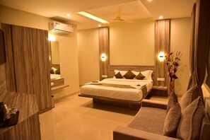 Royal Room, 1 King Bed, Accessible, City View | 18 bedrooms, hypo-allergenic bedding, individually decorated - Le Oak Inn (Mysore)
