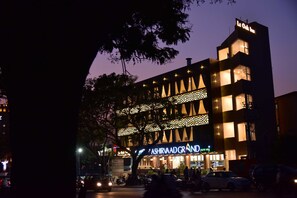 تفاصيل الفندق من الخارج