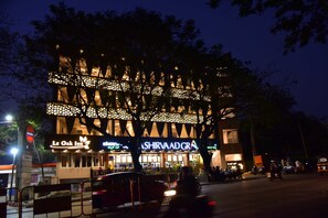 En byggnad med upplysta skyltar för Le Oak Inn och Shirwaad Grah.