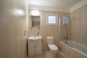 Apartment, 1 Schlafzimmer, 2 Bäder, am Strand | Badezimmer | Badewanne und Dusche (separat), kostenlose Toilettenartikel