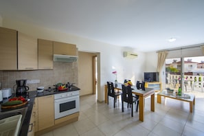 شقة - غرفة نوم واحدة - بحمامين - بمحاذاة الشاطئ | مطبخ خاص | ثلاجة/مجمد بحجم كبير، ميكروويف، فرن، موقد طهي مسطح